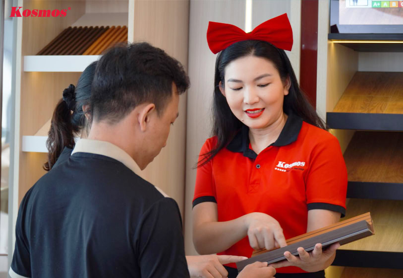 Kim Hoa (MC - Sales) tư vấn gỗ nhựa 1 lớp Kosmos cho Khách hàng Kim Hoa (MC - Sales) tư vấn gỗ nhựa 1 lớp Kosmos cho Khách hàng