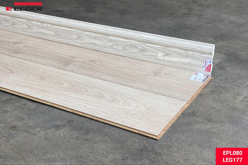 Sàn gỗ Egger Aqua EPL080 kết hợp len chân tường LEG177