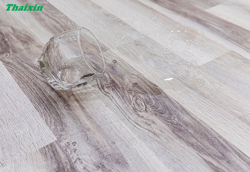 Sàn gỗ Thaixin được sản xuất tại nhà máy của Vanachai có khả năng chịu nước cao