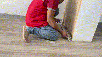 Lắp đặt nắp nẹp sàn gỗ vào đế nẹp