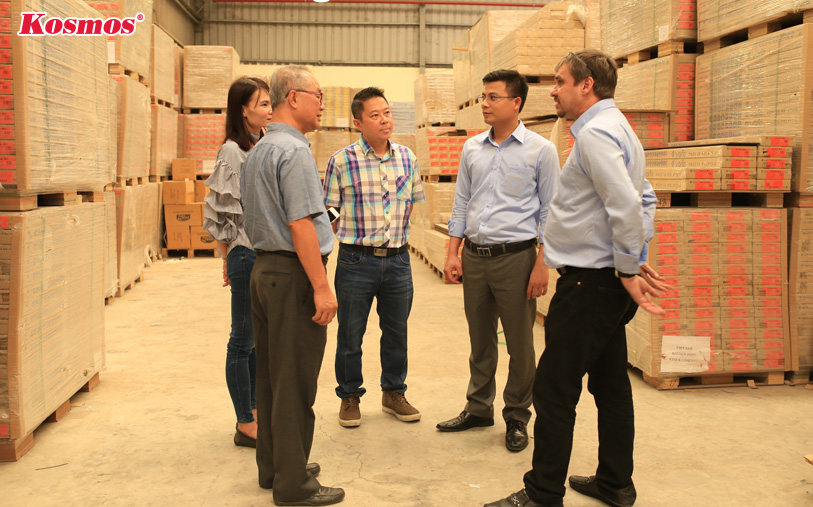 Đại diện nhà máy sàn gỗ Malaysia Robina đến thăm kho hàng Kosmos Việt Nam.
