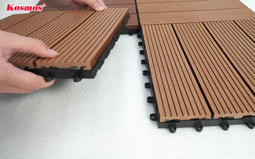 Lắp đặt vỉ gỗ nhựa composite bằng cách liên kết các chốt nối.
