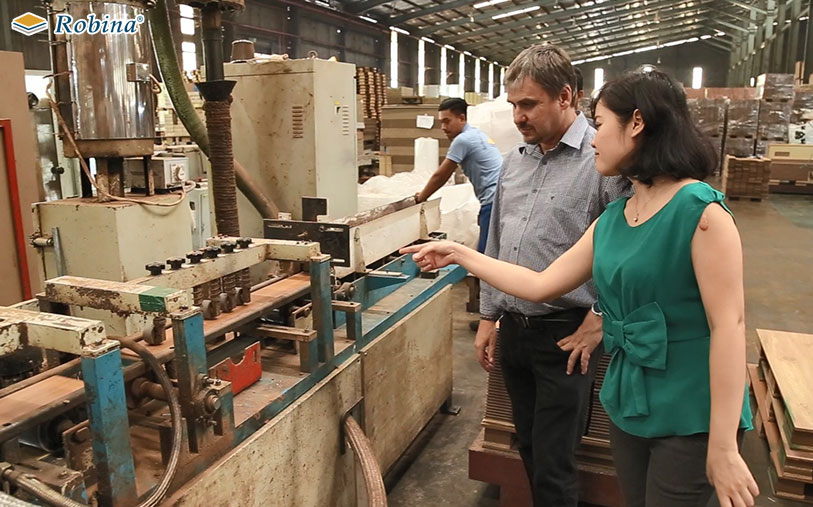 Tổng kho sàn gỗ Kosmos Việt Nam viếng thăm nhà máy Robina tại Malaysia