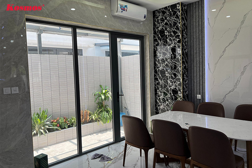 Sử dụng nẹp nhôm chữ V trang trí các cạnh, góc tường