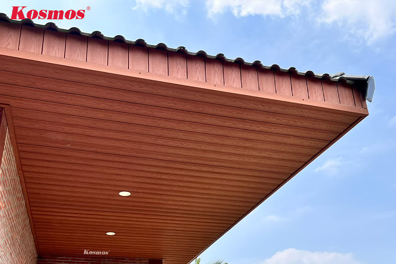 Ốp mái hiên bằng tấm gỗ nhựa