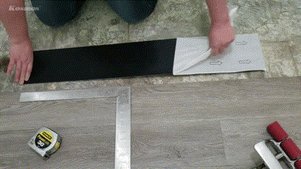 Cách dán sàn nhựa giả gỗ có keo sẵn trên nền xi măng