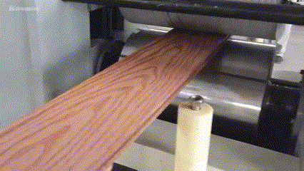 Công đoạn in vân gỗ 2D trên mặt sàn gỗ nhựa.