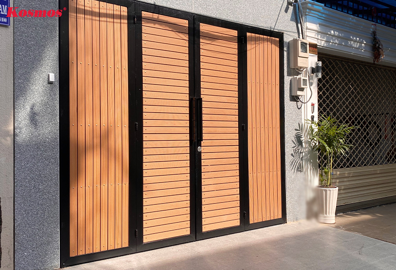 Công trình cổng gỗ nhựa 4 cánh bằng thanh đa năng gỗ nhựa Kosmos màu Light Wood bản nhỏ