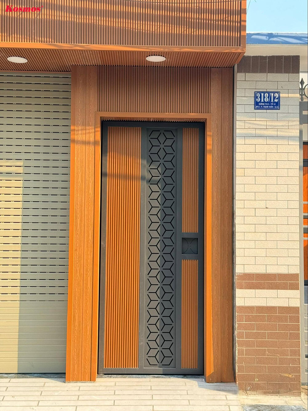 Cửa cổng 1 cánh ốp gỗ nhựa 2 lớp phủ ASA màu Golden Teak