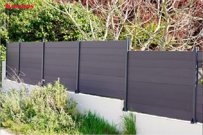 Hàng rào bằng vật liệu gỗ nhựa được thiết kế kín đáo và ấn tượng