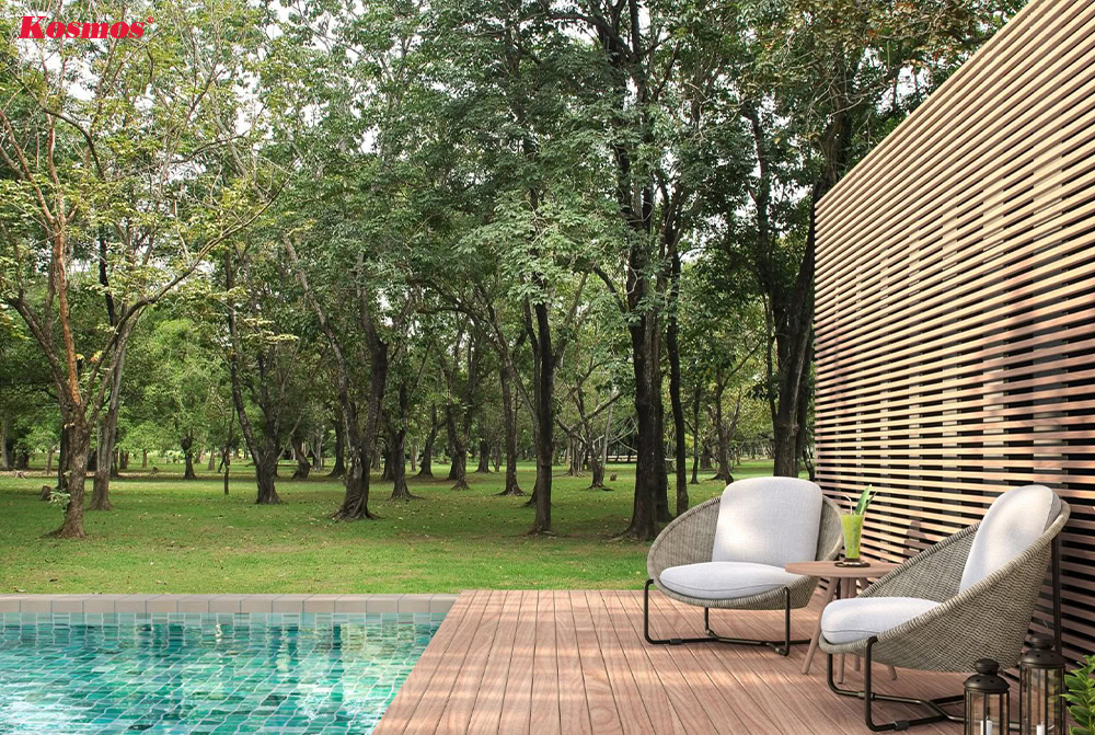 Không gian hồ bơi giữa thiên nhiên với sàn gỗ ấm áp