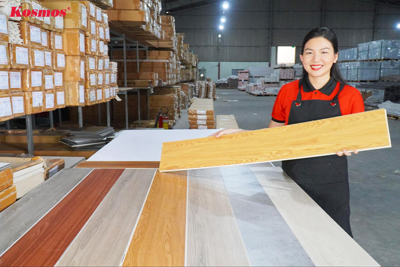 Kim Hoa Chụp hình cùng các mẫu sàn nhựa giả gỗ tại Kosmos