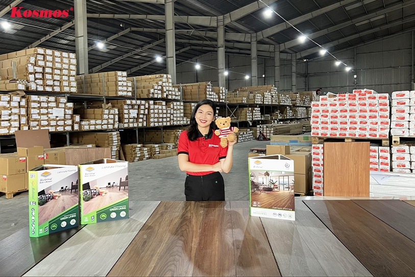 Kim Hoa chụp hình cùng sàn gỗ công nghiệp Robina tại kho hàng Kosmos Việt Nam Kim Hoa chụp hình cùng sàn gỗ công nghiệp Robina tại kho hàng Kosmos Việt Nam