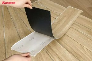 Sàn nhựa tự dán có lớp keo sẵn chỉ cần lột ra là có thể sử dụng ngay Sàn nhựa tự dán có lớp keo sẵn chỉ cần lột ra là có thể sử dụng ngay