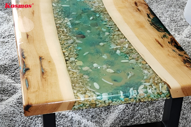 Mặt bàn gỗ đổ keo Epoxy tạo bức tranh dưới biển đẹp mắt