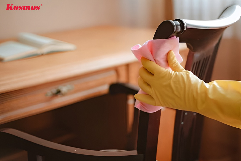 Sử dụng chất tẩy rửa sàn gỗ để lau chùi đồ nội thất