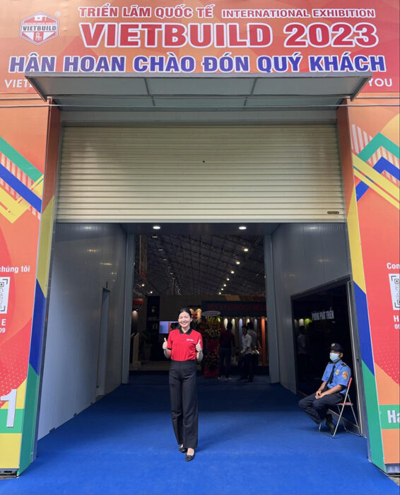 Hội chợ Vietbuild thu hút nhiều người trong ngành xây dựng, bất động sản, kiến trúc, trang trí nội ngoại thất tham gia để trao đổi và học hỏi, trong đó có Kim Hoa