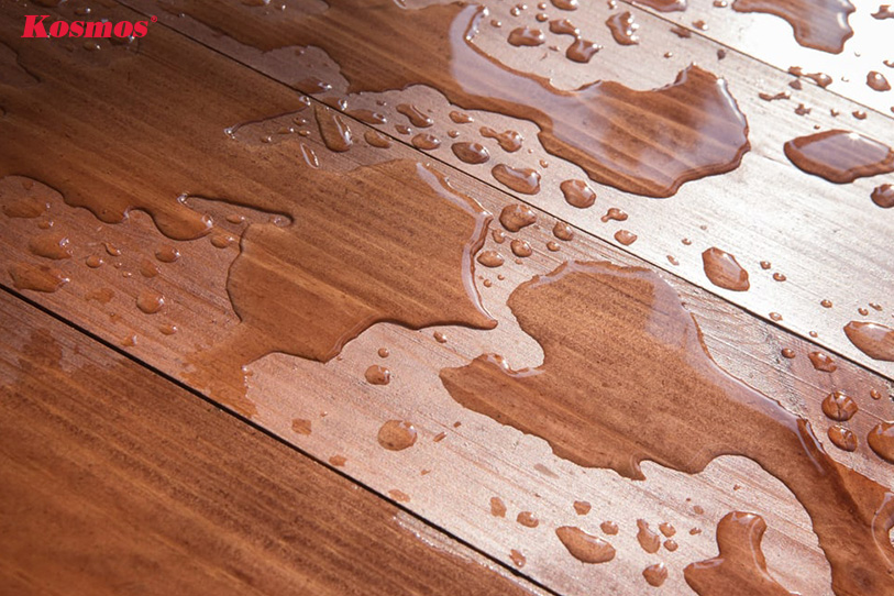 Sàn ngập nước là nguyên nhân dẫn đến sàn gỗ bị cong vênh - Nguồn: internet