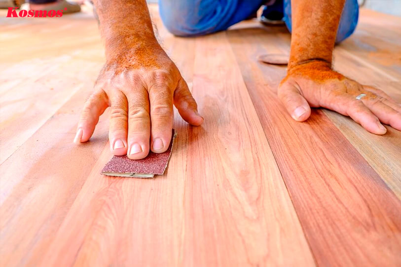 Chà nhám để tạo độ ma sát tốt ở bề mặt sàn gỗ