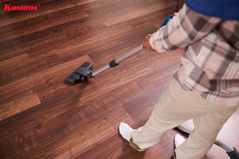 Vệ sinh sàn gỗ đúng cách để đảm bảo an toàn khi di chuyển
