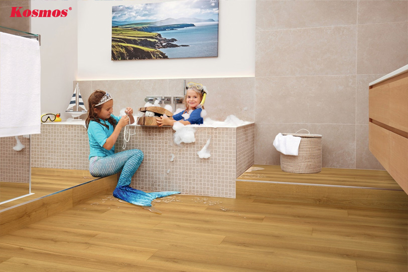 Bề mặt sàn gỗ có độ sần nhất định, hạn chế trơn trượt hiệu quả Bề mặt sàn gỗ có độ sần nhất định, hạn chế trơn trượt hiệu quả