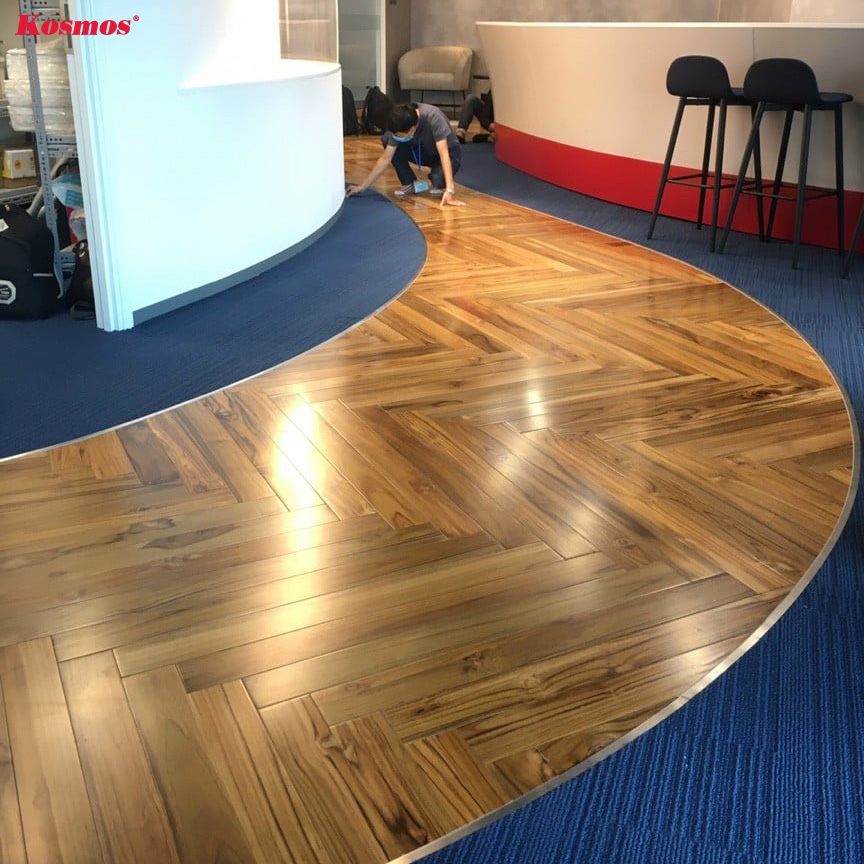 El proyecto del piso laminado en espiga fue construido por el taller de madera Tony.