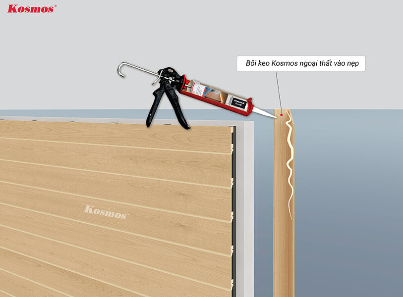Bước 1: Bôi Keo Kosmos ngoại thất lên thanh nẹp V