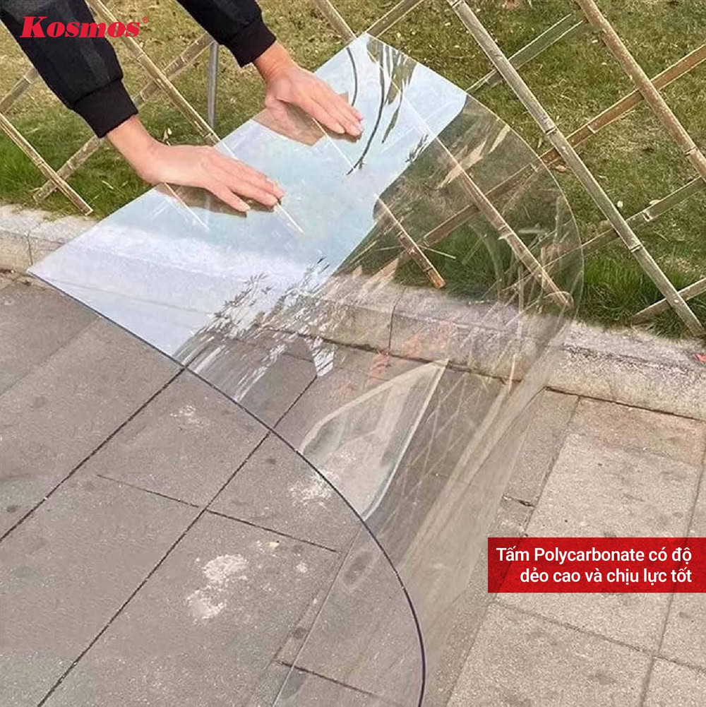 Tấm Polycarbonate là vật liệu có độ dẻo và khả năng chịu va đập ấn tượng