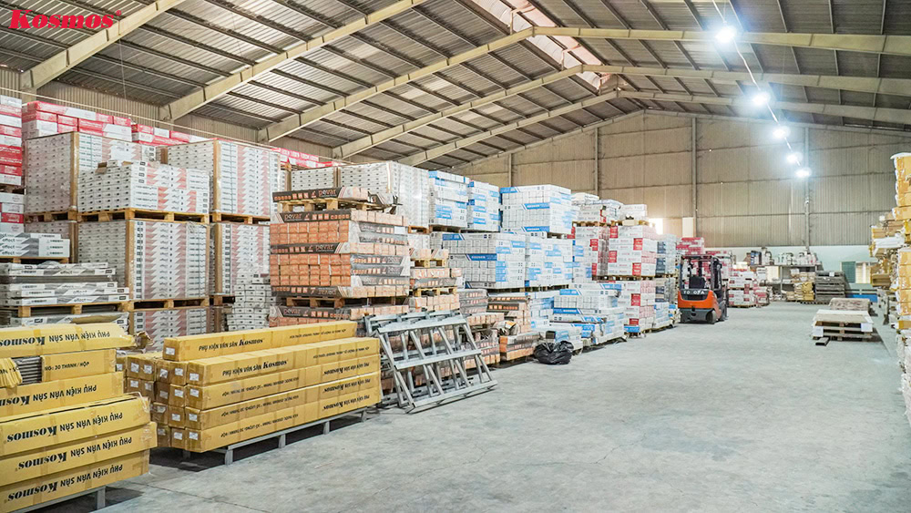 Hệ thống kho bãi chứa vật tư có tổng diện tích rộng rãi trên 10.000m2