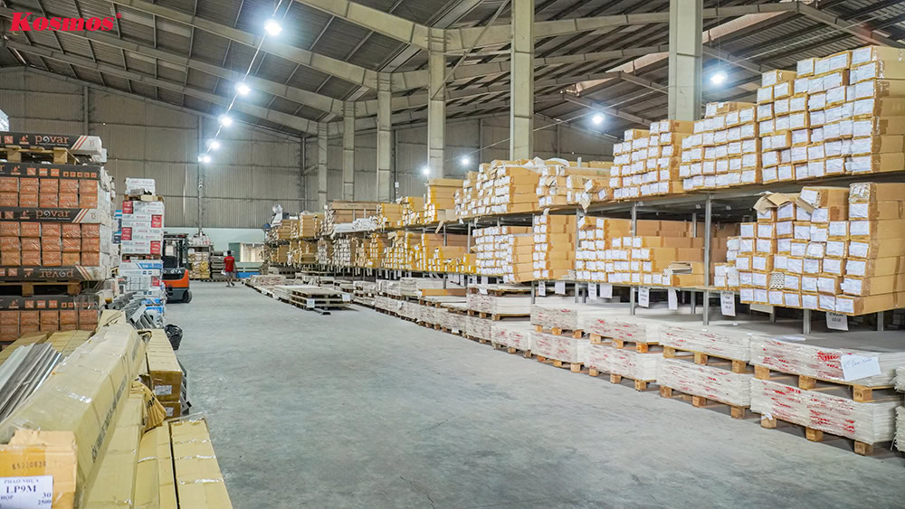 Kosmos hiện sở hữu 3 kho hàng chứa vật liệu trang trí công trình rộng lớn Kosmos hiện sở hữu 3 kho hàng chứa vật liệu trang trí công trình rộng lớn