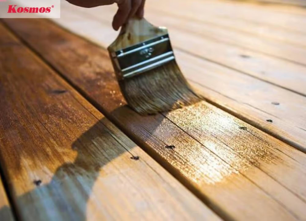 Phương pháp giúp sàn gỗ chống lại mối mọt là phủ lớp sơn Vecni hoặc sơn Pu