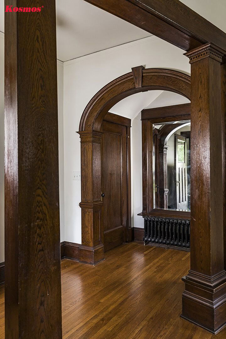 Cột gỗ vuông, màu nâu đậm, tạo cảm giác bề thế