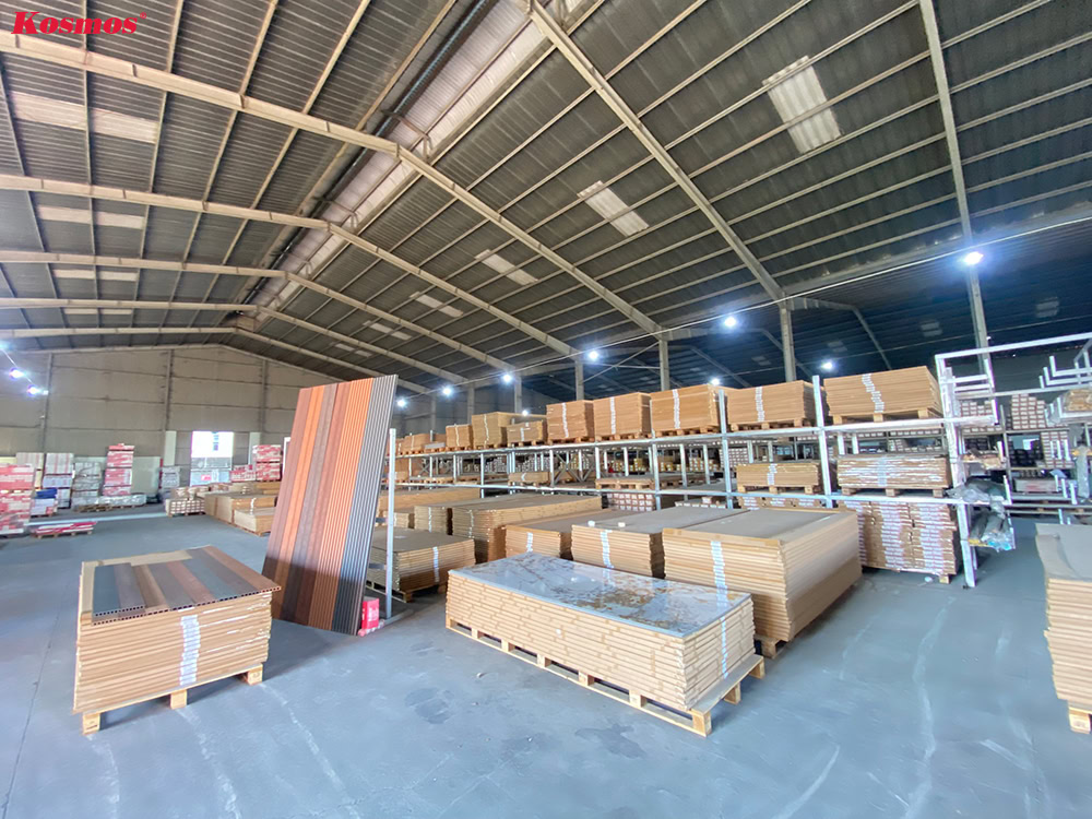 Hệ thống kho với tổng sức chứa trên 10.000m2 của Kosmos đảm bảo nguồn phân phối ổn định cho Khách hàng Hệ thống kho với tổng sức chứa trên 10.000m2 của Kosmos đảm bảo nguồn phân phối ổn định cho Khách hàng