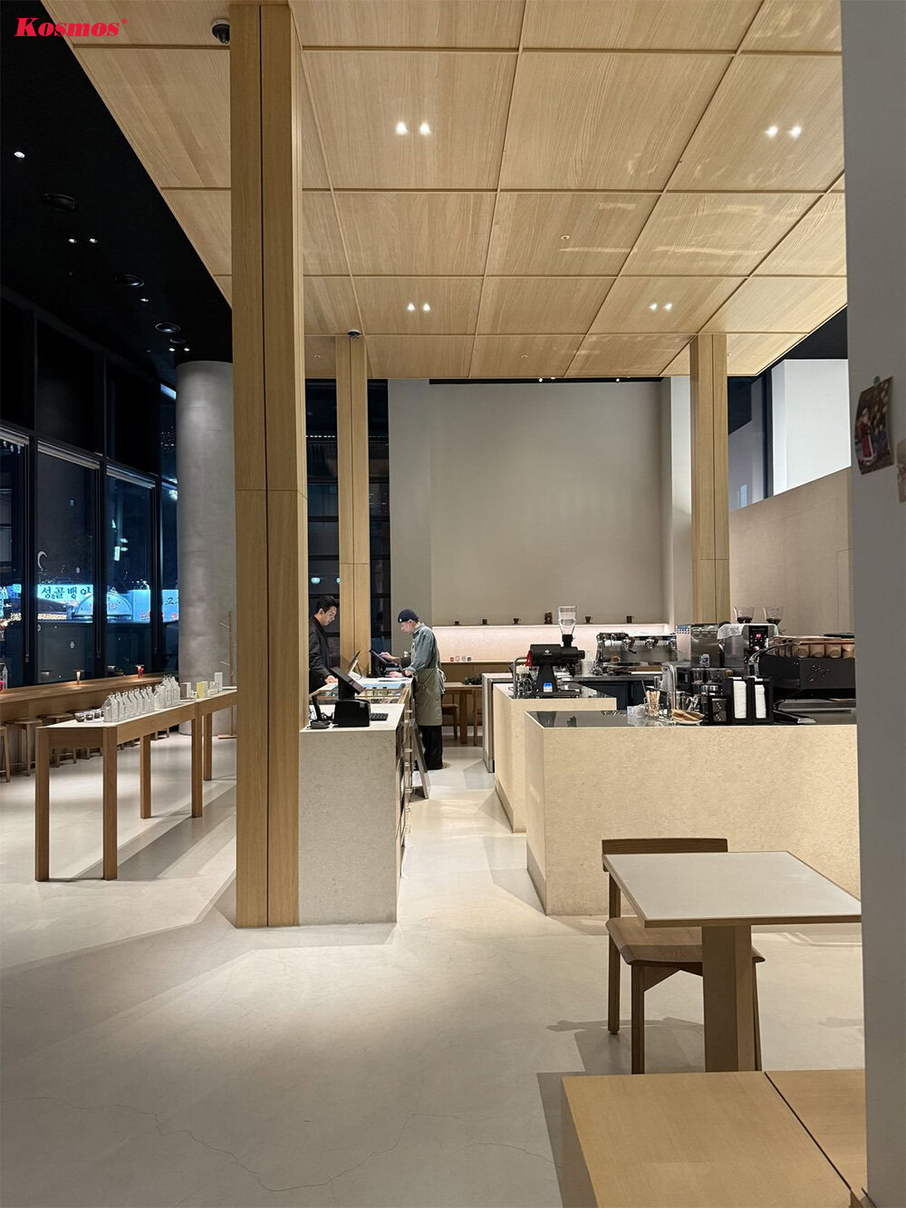 Mẫu cột ốp gỗ vuông vắn, tạo cảm giác gọn gàng