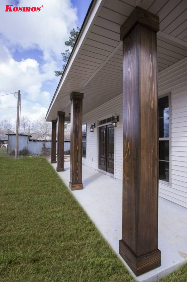 Mẫu ốp cột nhà bằng gỗ màu nâu đậm, kiểu dáng cổ điển
