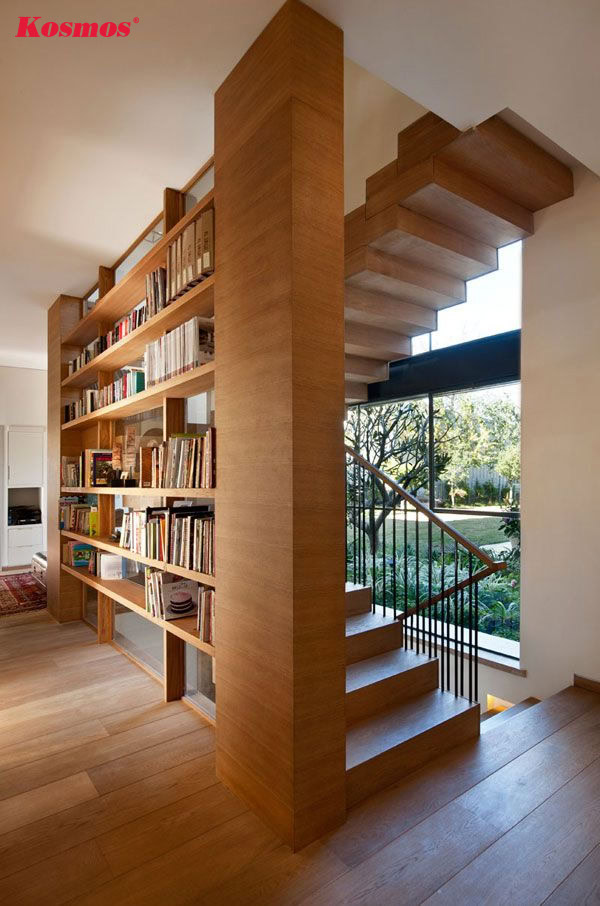 Ốp gỗ trang trí cột kết hợp kệ sách và cầu thang