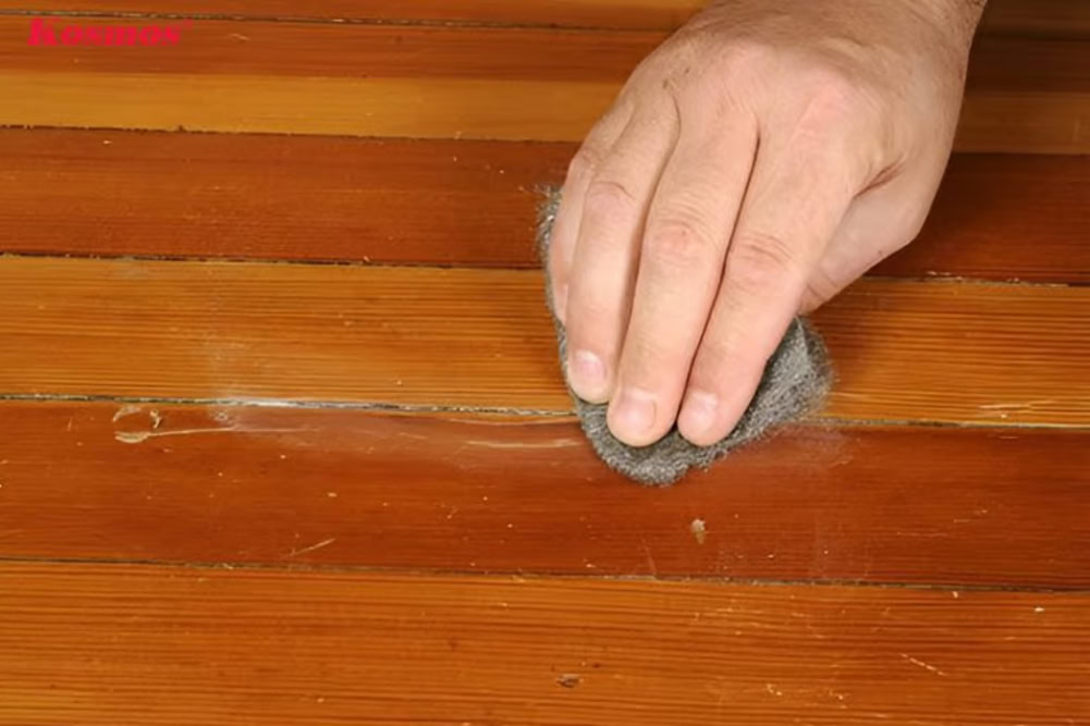 Làm sạch bề mặt sàn gỗ trước khi sửa chữa Làm sạch bề mặt sàn gỗ trước khi sửa chữa
