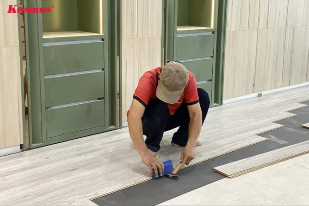 Lắp đặt sai cách sẽ khiến sàn gỗ dễ bị hư hỏng, giảm tuổi thọ và gây nên tình trạng bong tróc ván sàn Lắp đặt sai cách sẽ khiến sàn gỗ dễ bị hư hỏng, giảm tuổi thọ và gây nên tình trạng bong tróc ván sàn