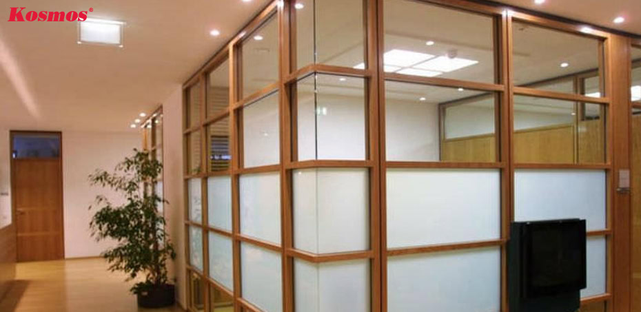 Mẫu vách ngăn văn phòng gỗ kết hợp kính trong và kính màu