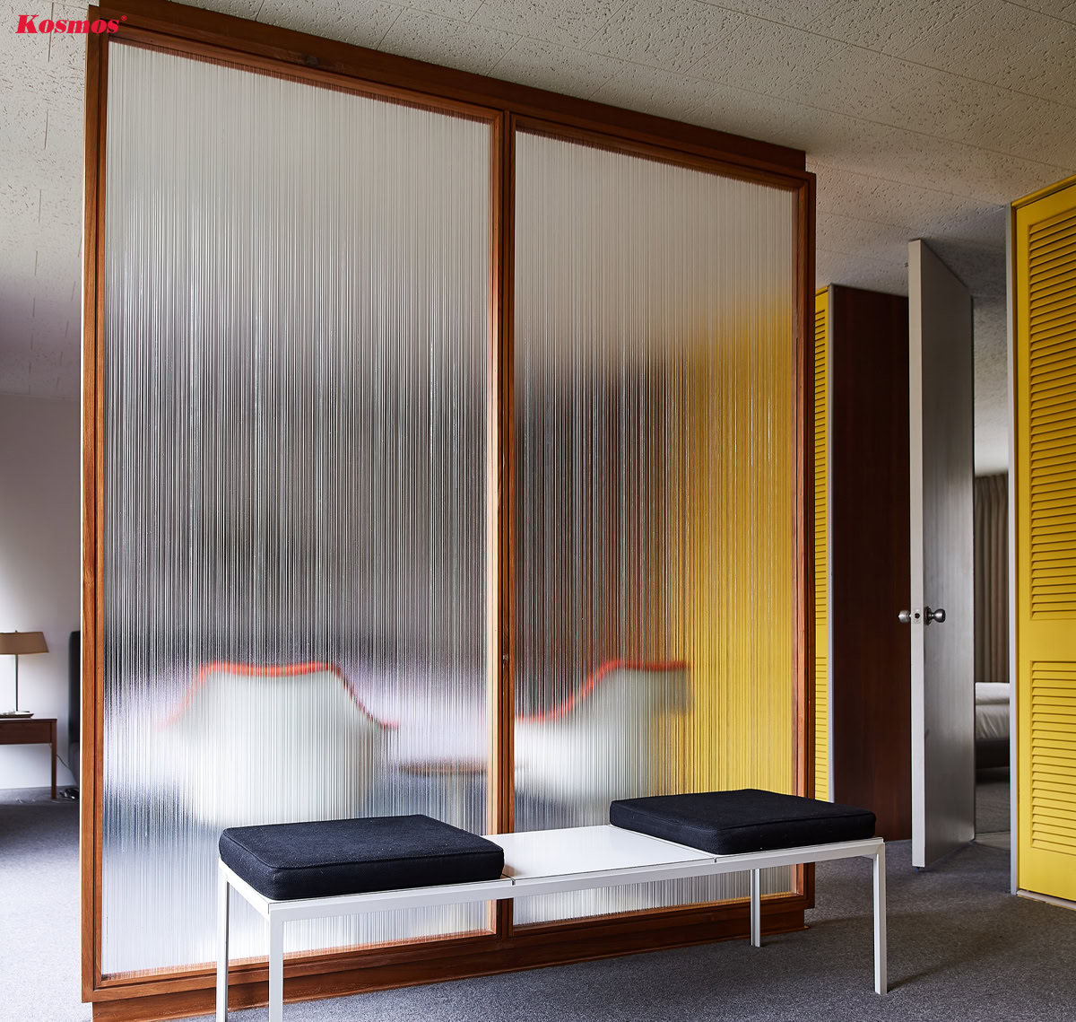 Thiết kế vách tường bằng gỗ kết hợp mặt kính sóng