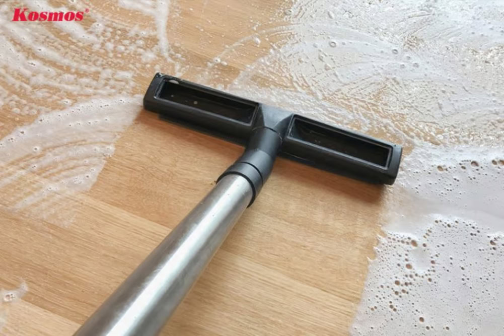 Vệ sinh sai cách cũng làm sàn gỗ bị bong tróc Vệ sinh sai cách cũng làm sàn gỗ bị bong tróc