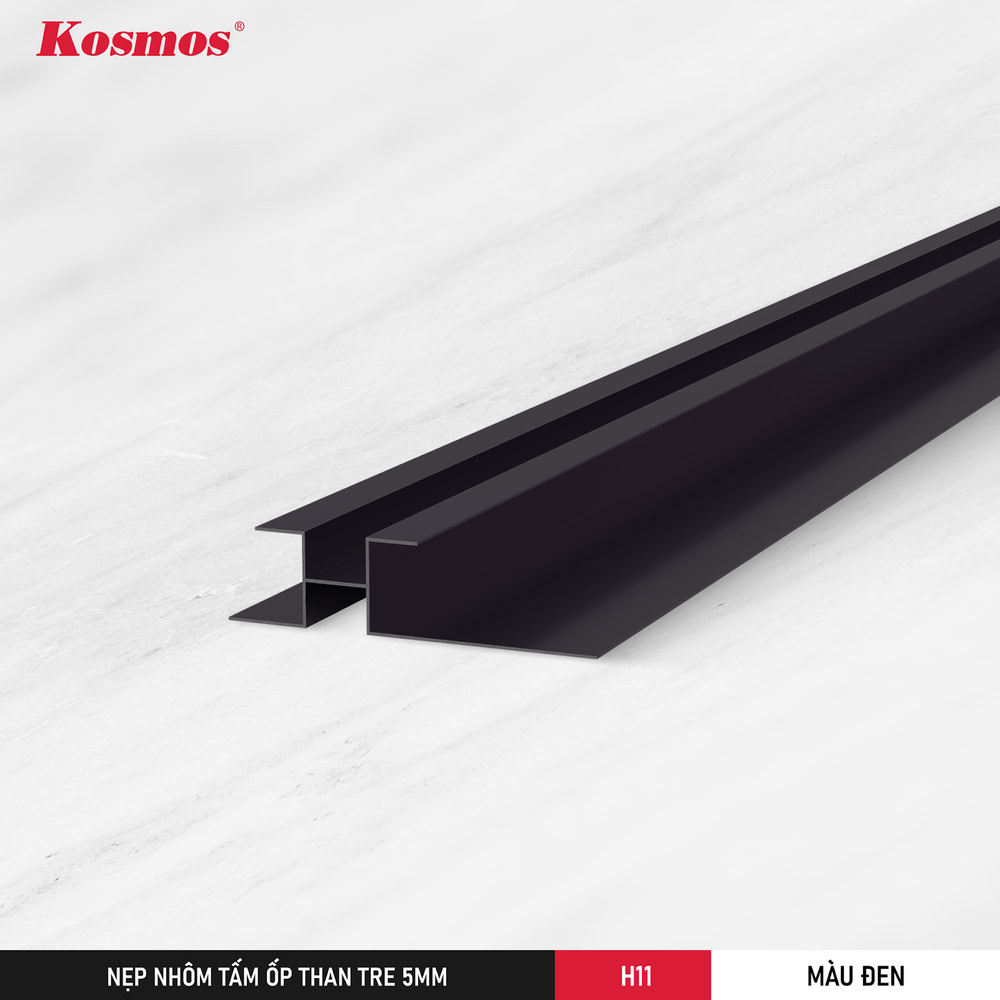 H11-D es una tira de conexión en forma de H que crea una ranura decorativa negra en la superficie de un panel de carbón de bambú de 5 mm.