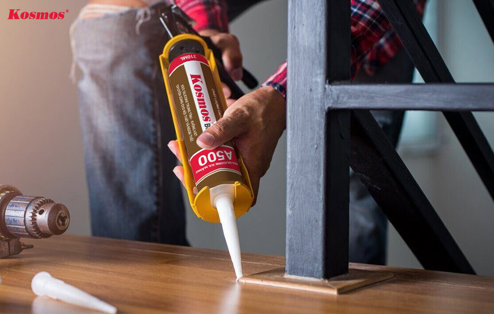 Keo silicone Kosmos A500 dùng để trám viền vật liệu trang trí có màu nâu gỗ