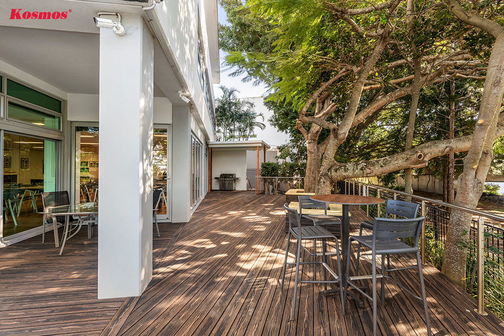 Mẫu gỗ nhựa lát sàn sân vườn có diện tích lớn