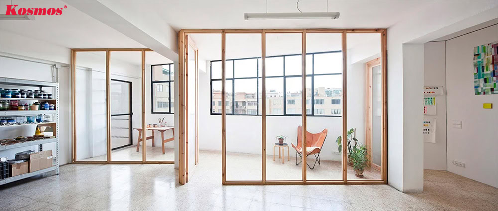 Nhà ở ứng dụng kính khung gỗ làm vách ngăn