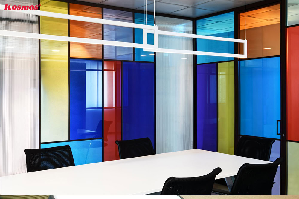 Phòng họp ngăn bằng tấm vách kính màu