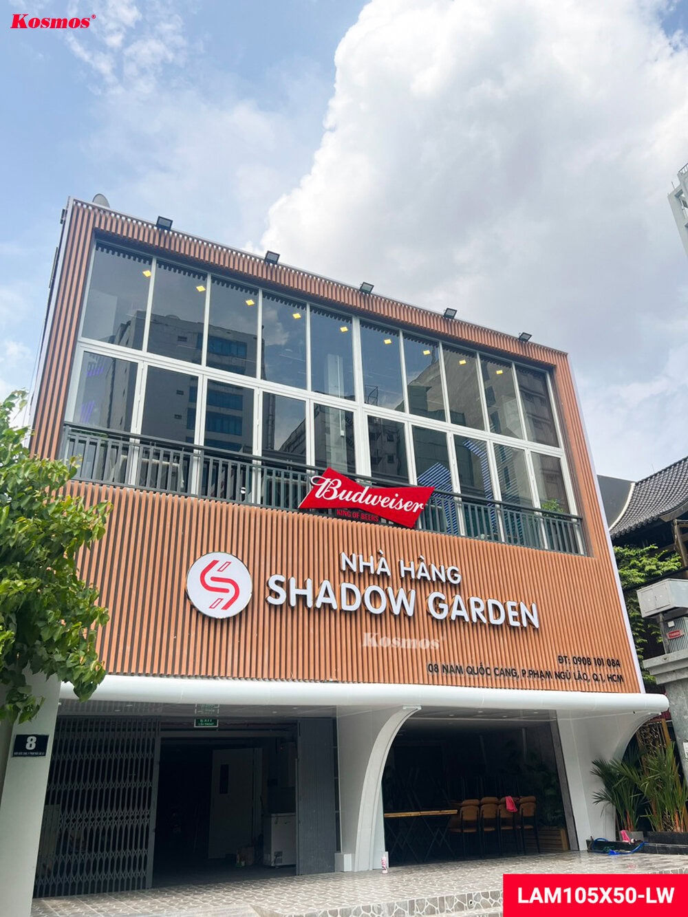 Thanh lam gỗ nhựa làm bảng hiệu trang trí mặt tiền nhà hàng sang trọng