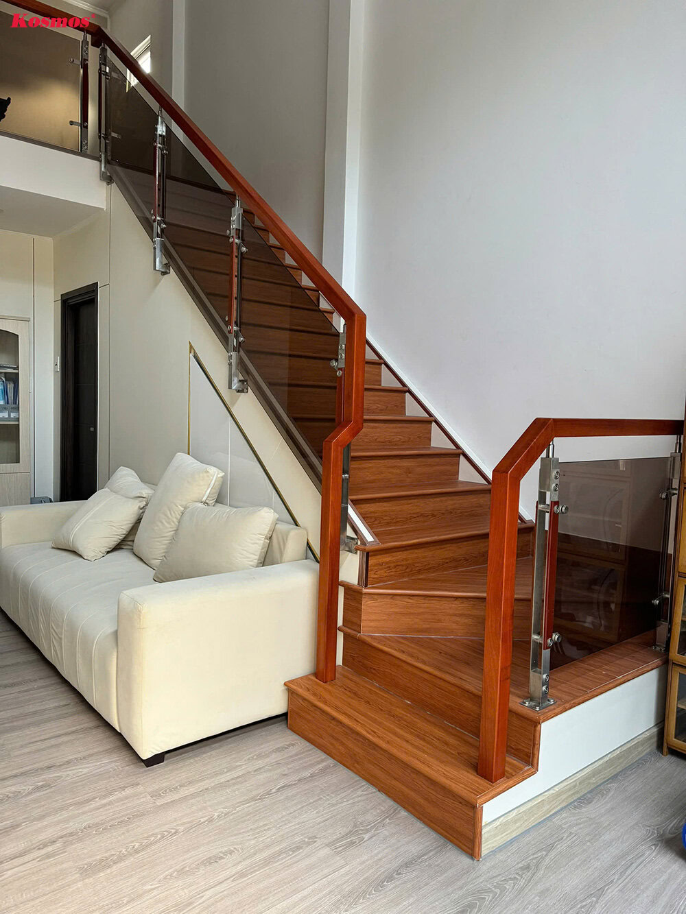 Ứng dụng bậc cầu thang nhựa giả gỗ kết hợp vách ngăn kính