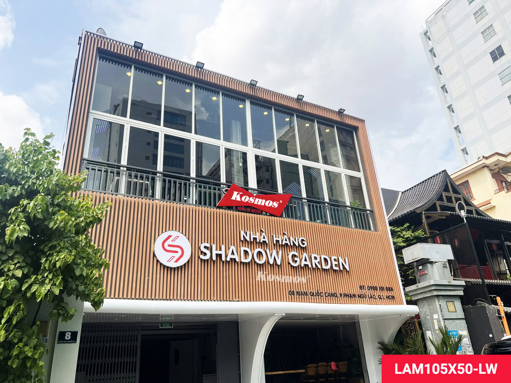 Xưởng gỗ Tony thi công ốp mặt tiền bảng hiệu bằng thanh lam gỗ nhựa Kosmos