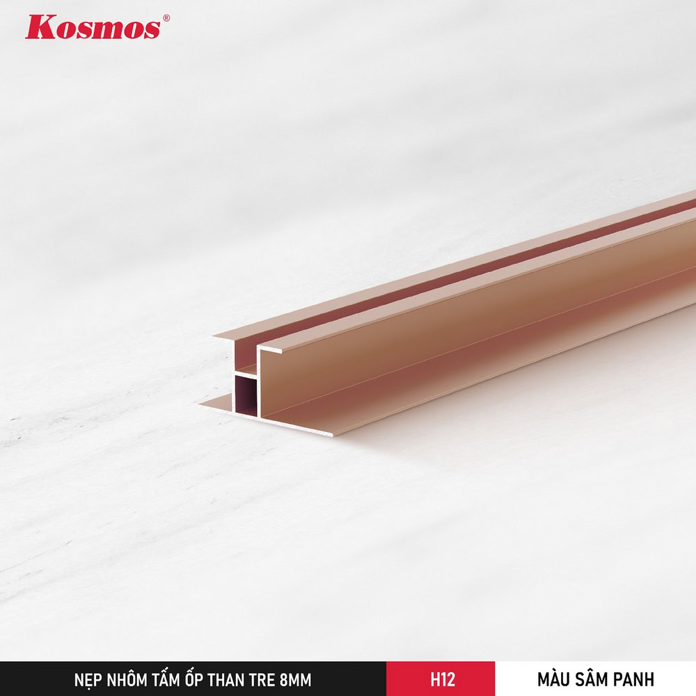 H12-SP es una tira de moldura de aluminio en forma de H que crea una ranura decorativa de color champán en la unión de los paneles de revestimiento de carbón de bambú de 8 mm.